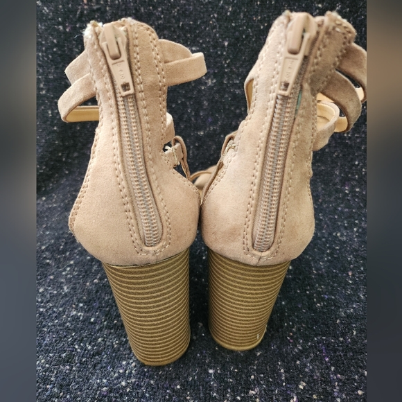 Lauren Conrad Size 9 Faux Suede Nude Platform - Picture 4 of 6